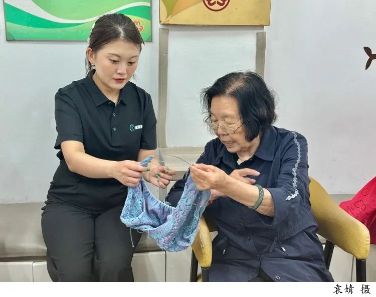 图为张欣(左二)正在位于华泾明丰新纪苑的家门口养老服务站内与老年居民们拉家常。/文汇报记者袁婧摄 图片