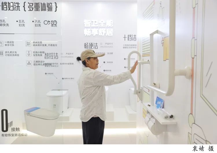图为老人正在体验各类扶手。/文汇报记者袁婧摄 图片