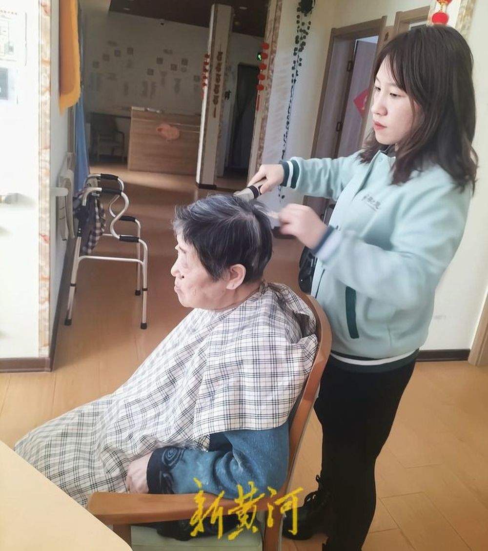 每位老人都有独特的密码本：90后护理员用心“破译”“90后”养老密码