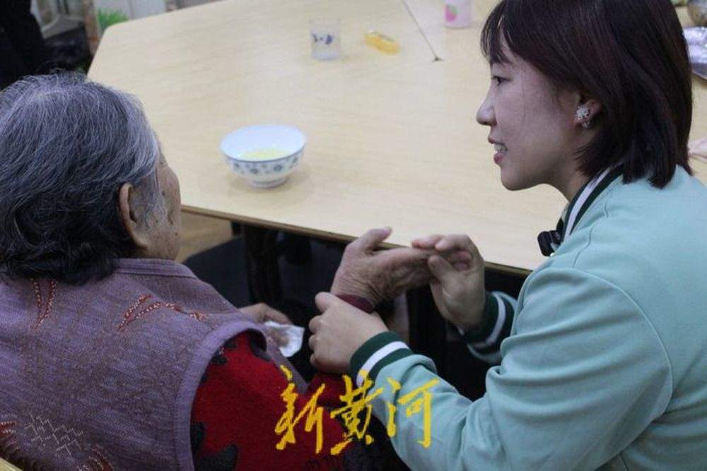 每位老人都有独特的密码本：90后护理员用心“破译”“90后”养老密码