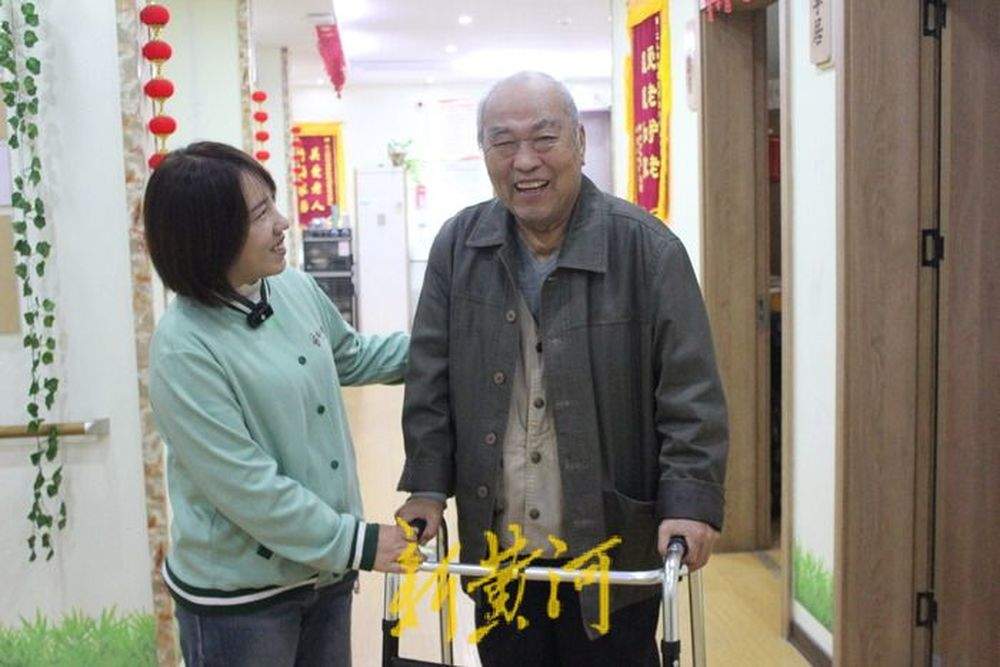 每位老人都有独特的密码本：90后护理员用心“破译”“90后”养老密码