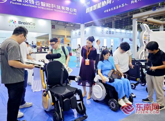 首届海峡养老产业博览会在福州举行，图为市民在体验椅夫健康产品。