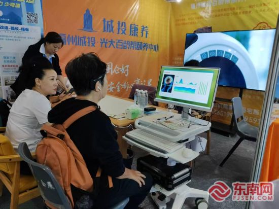 市民体验脑电波监测设备。