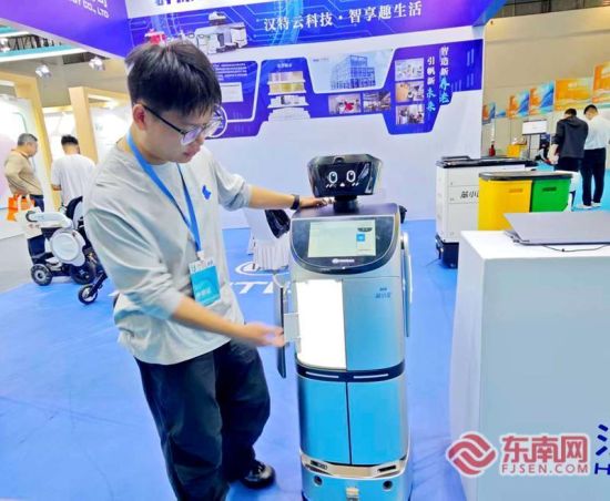 工作人员介绍“笨小宝”智能机器人。